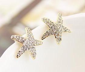 Lovely Rhinestone Star Stud Earrings